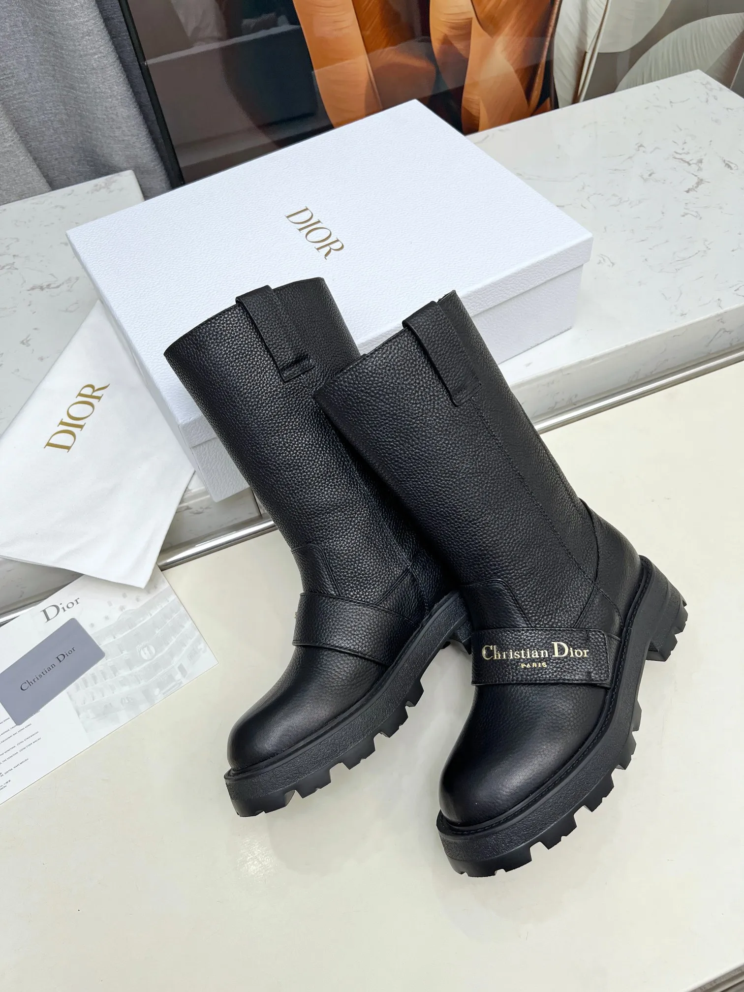 💕💕Factory direct selling price p720💕💕 Dior 2025ss retro British style brogue new knight boots 👢👢 萱 type versatile slim foot yyds. Three-dimensional and full shape, full of handsomeness and comfortable on the feet. A very retro style, full of aura single product, very novel design style, perfect details, cool and trendy 💯 trendy outsole, Upper: full-grain calfskin, lining: cow lining, size: 35-40 (customized size 40-41)
